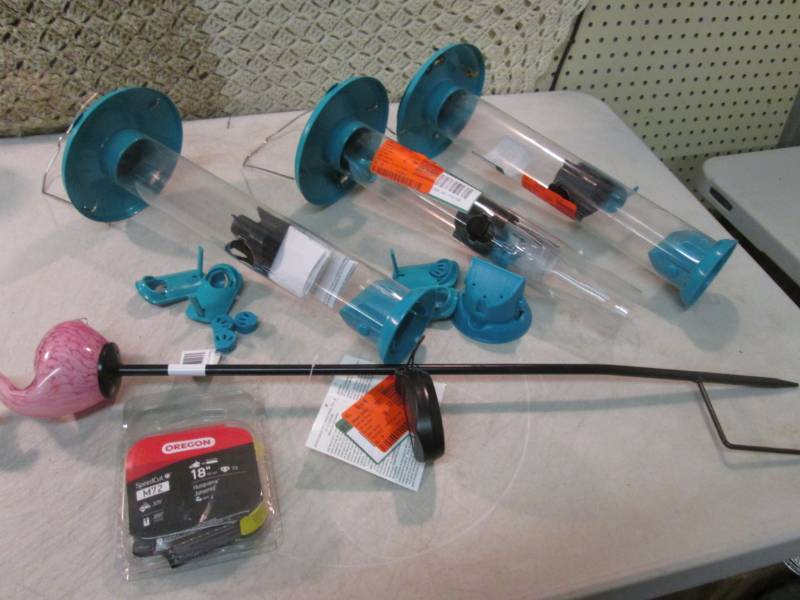 lot 199 image: 18 Chainsaw Blade, Bird Feeders Et...