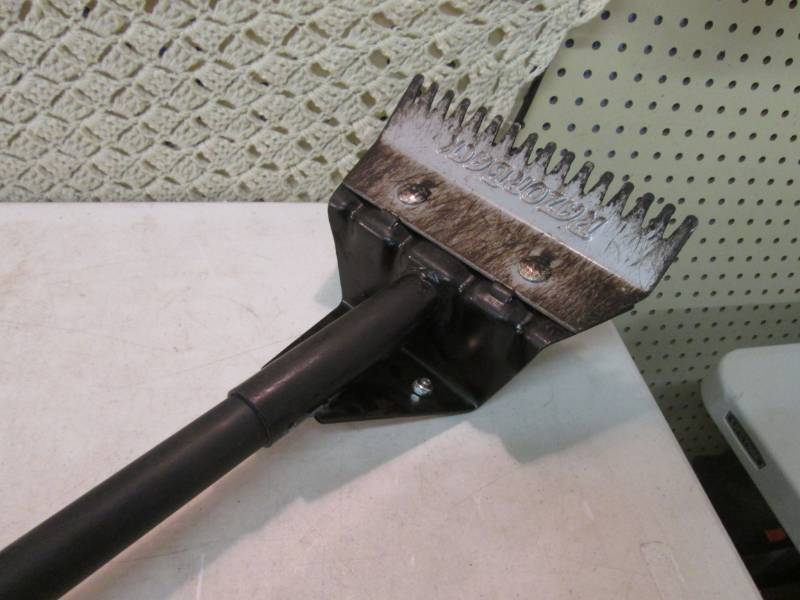 lot 200 image: Razor Back Professional  Roof Spade...