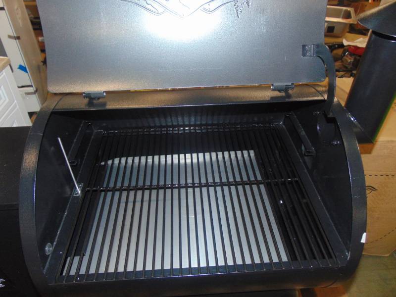 lot 365 image: Traeger Eastwood 22 Wood Fired Grill in Silver Vien TFB42DVB