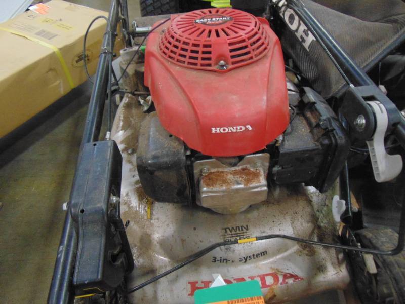 lot 384 image: Honda 21 in. 3-in-1 Variable Speed Gas Walk Behind Self Propelled Lawn Mower with Blade Stop HRR216VYA