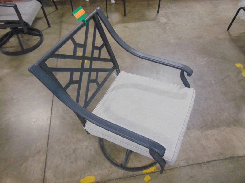 lot 400 image: Outdoor Patio Chair With Seat Cushion