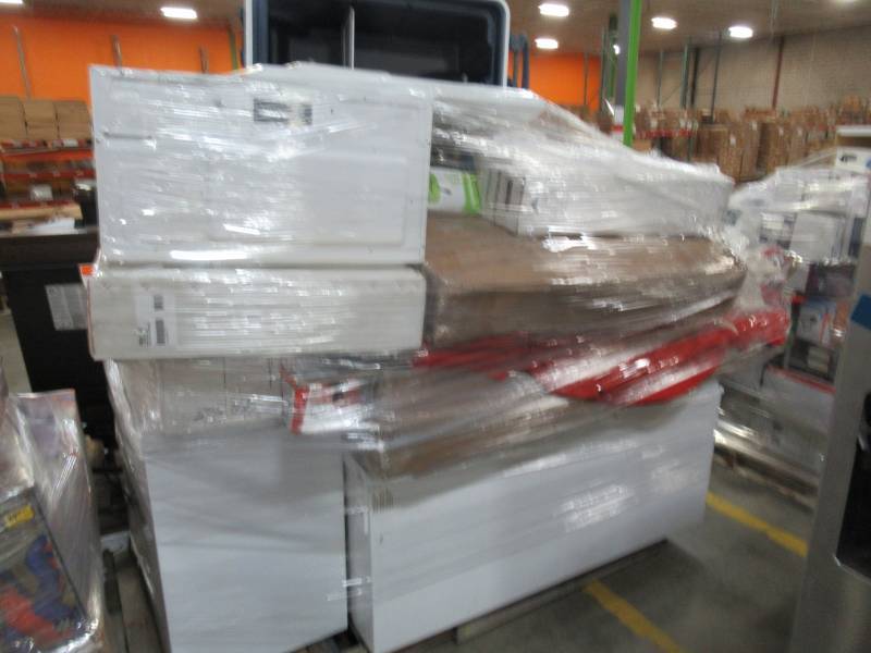 lot 45 image: WHOLESALE MIXED PALLET OF RETURNS - Small Appliances, Umbrellas, Housewares and More