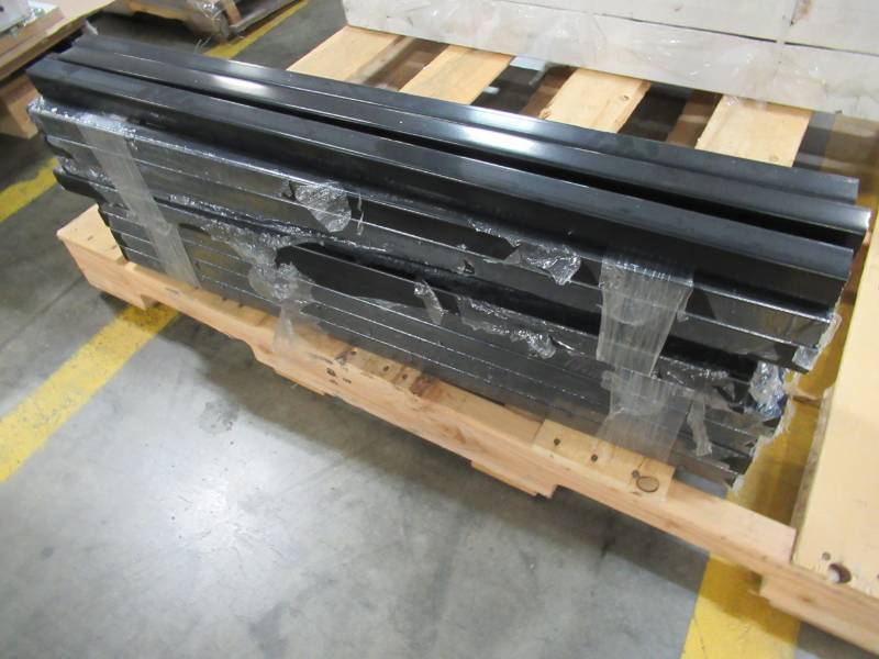 lot 107 image: 40 Fiberon Homeselect Midnight Black Composite Square Deck Balusters, BAL SQ 33.5 5PK BL L.