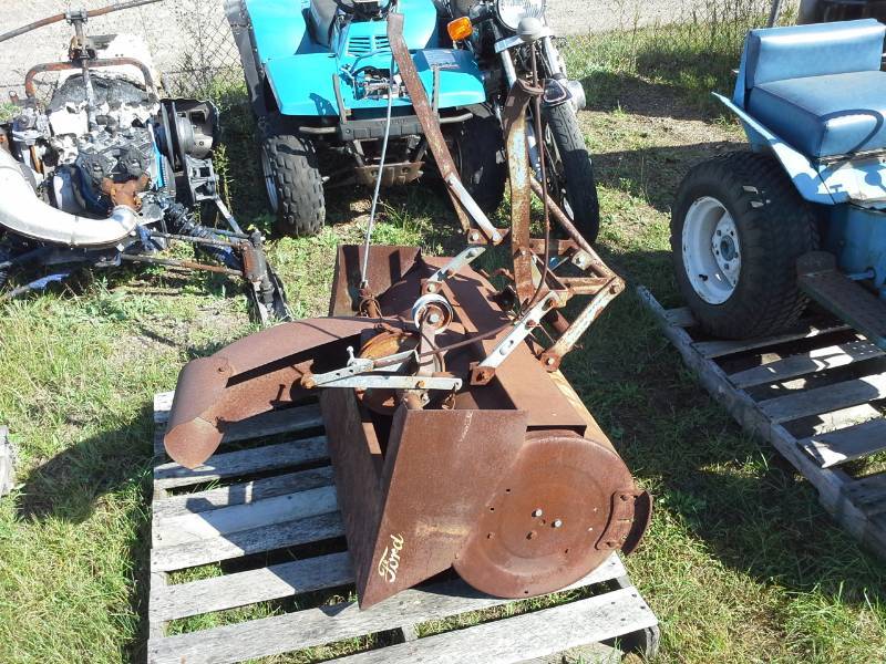lot 8 image: Ford Series 100 Lawn Tractor Mower Attachment