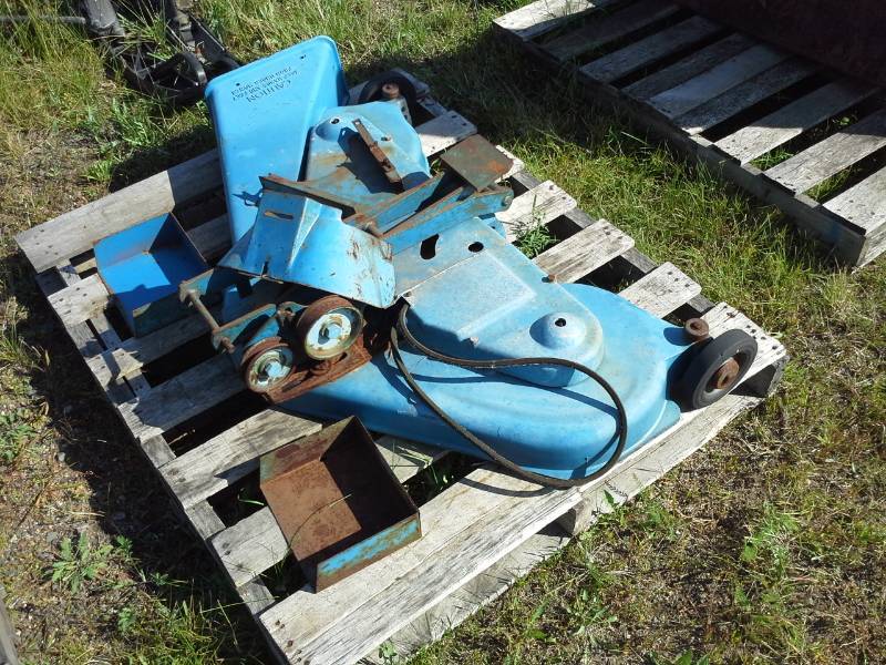 lot 9 image: Ford Series 100 Lawn Tractor Mower Deck Attachment