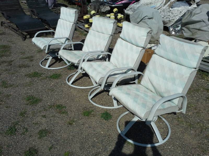 lot 20 image: Lot of (4) Swivel Rocker Patio Chairs with Cushions