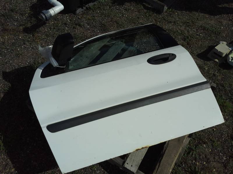 lot 29 image: 2000 Windstar Drivers Door.
