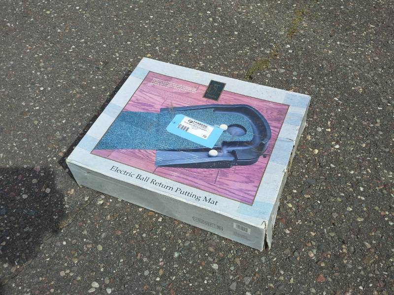 lot 70 image: Electric Ball Return Putting Mat 9ft.