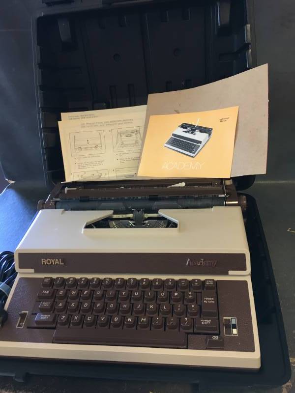 lot 11 image: Vintage Electric Typewriter