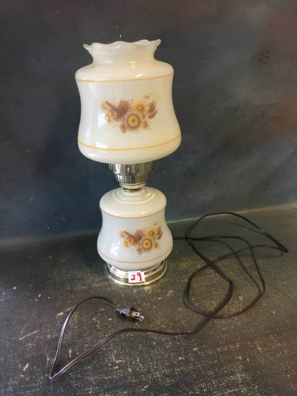 lot 29 image: Vintage Electric Lamp