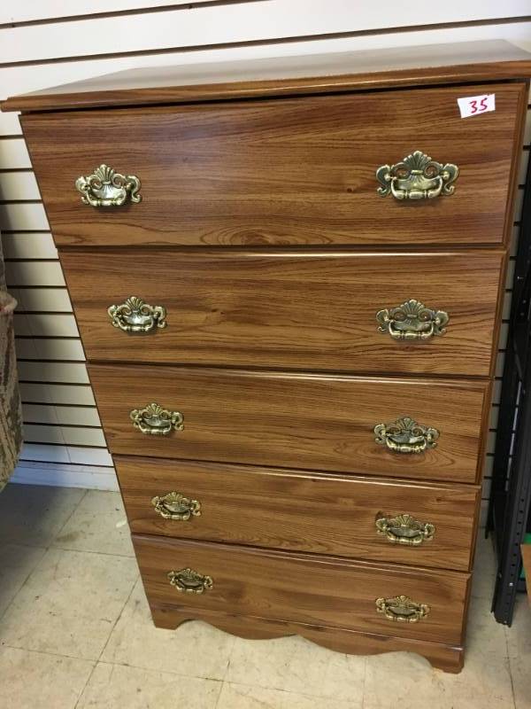 lot 35 image: 5 Drawer Dresser