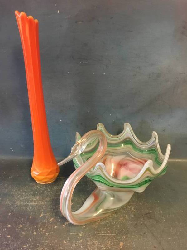 lot 41 image: Glass Swan and Tall Vase