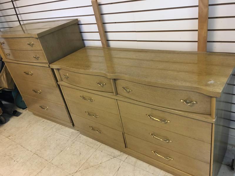 lot 99 image: Dresser Set with Mirror