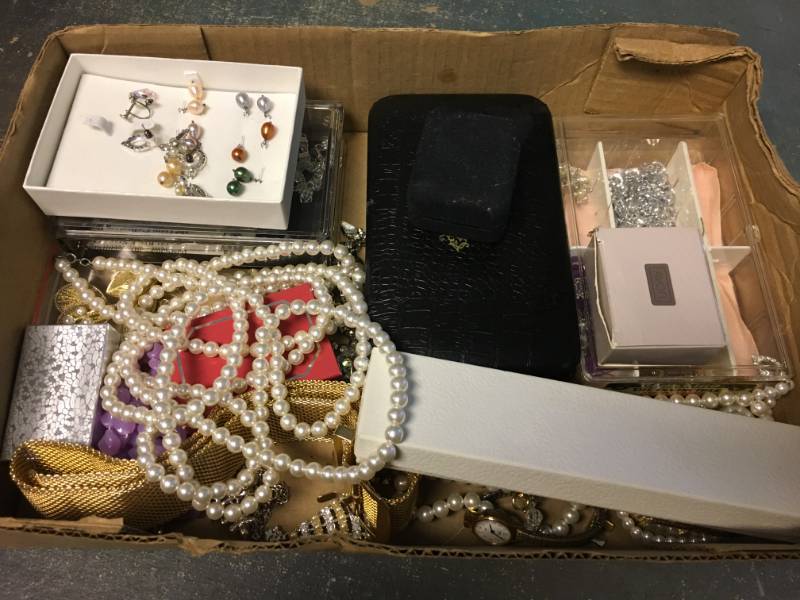 lot 133 image: Assorted Jewelry
