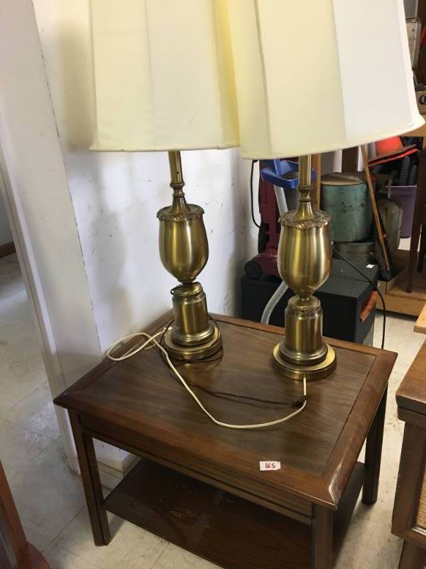 lot 165 image: End Table and 2 Lamps