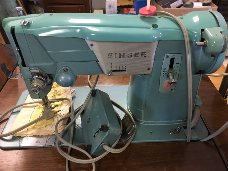 lot 166 image: Singer Sewing Machine with Cabinet