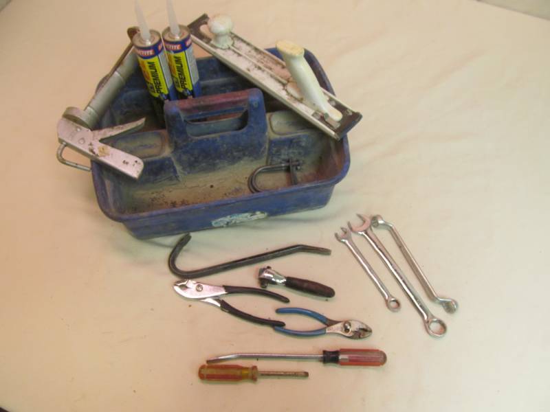 lot 15 image: Tool Caddy w hand tools