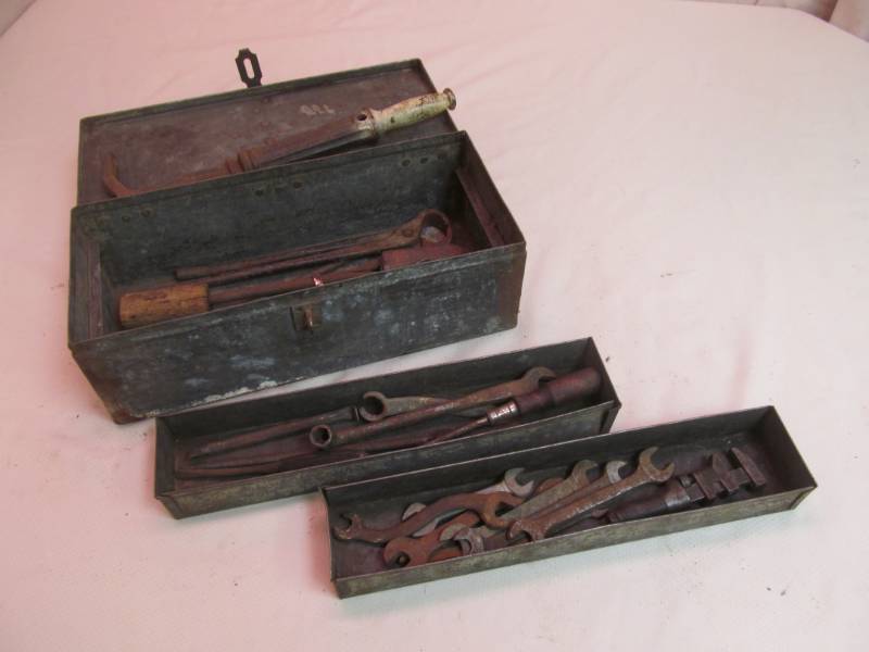 lot 44 image: Vintage Metal Tool box w vintage tools