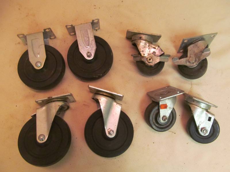 lot 60 image: Casters w swivel