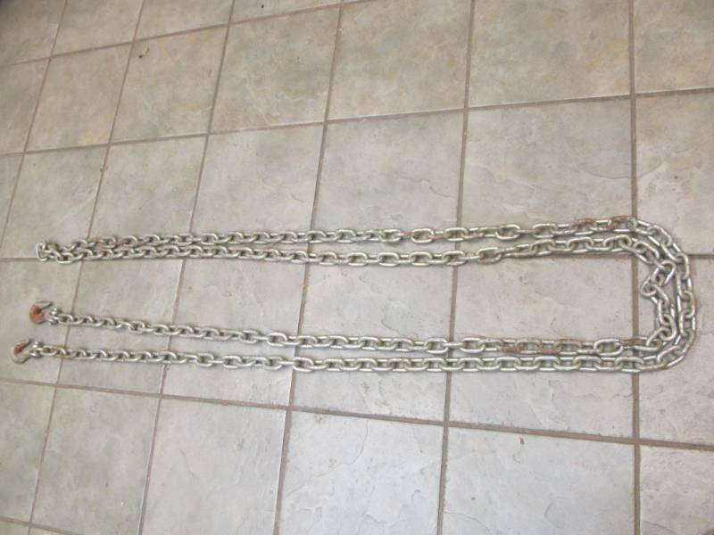 lot 61 image: Log chain w 2 Hooks