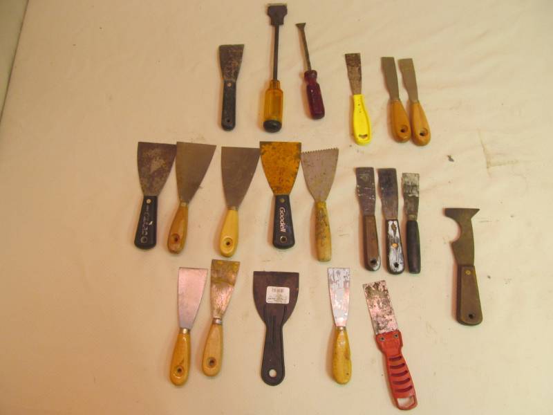 lot 70 image: Large Group of Putty Knifes