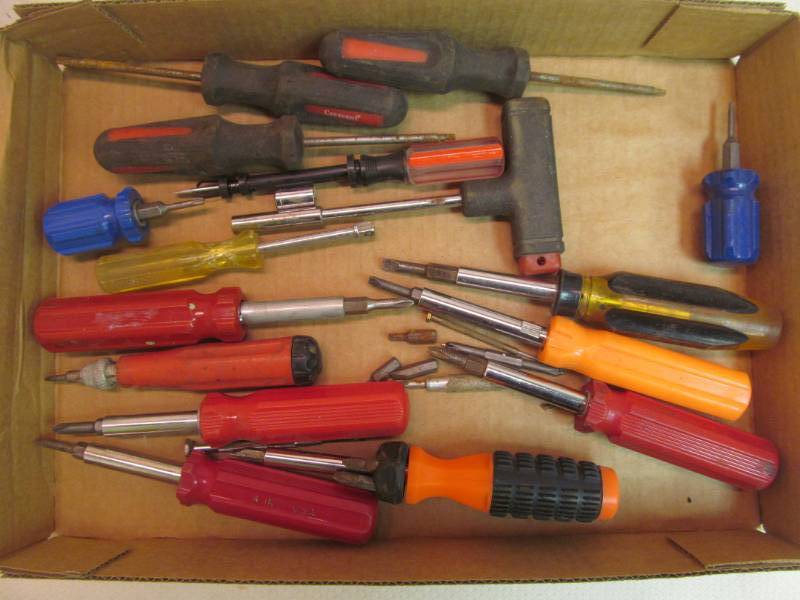 lot 89 image: Assortment of Screwdriver w interchangeable tips