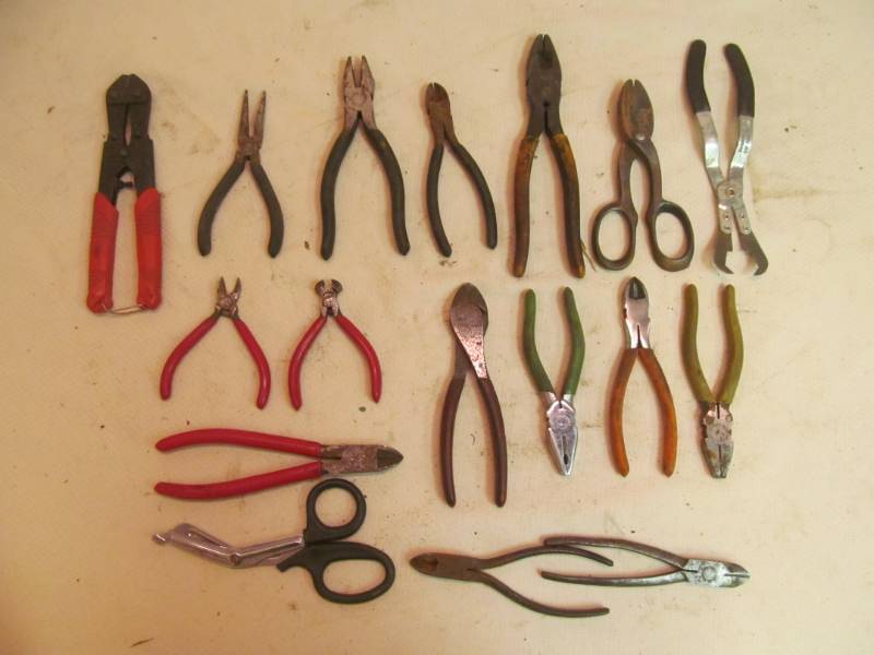 lot 135 image: Large variety of wire cutters, plier, needle nose plier