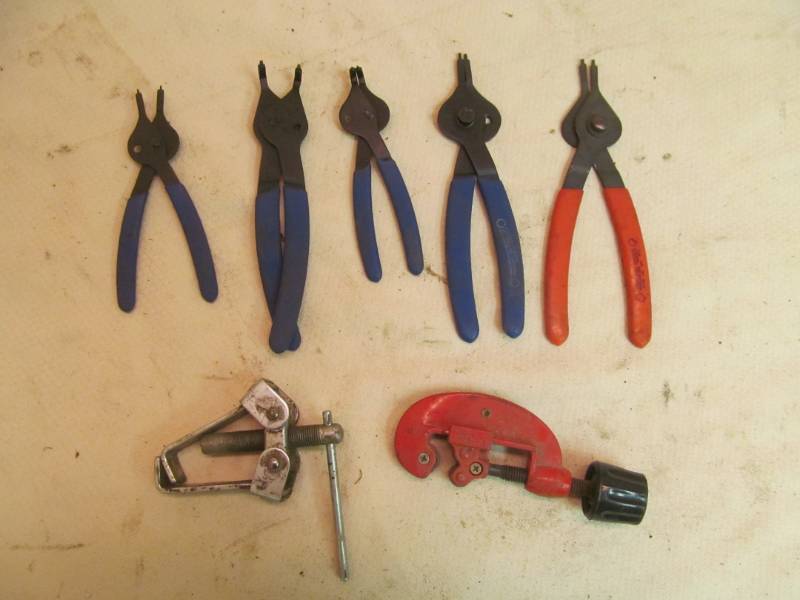 lot 136 image: Pipe cutter, gear puller, snap ring plier set