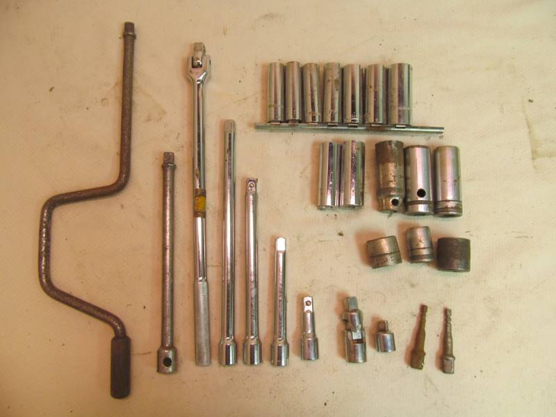 lot 137 image: Assortment of tools