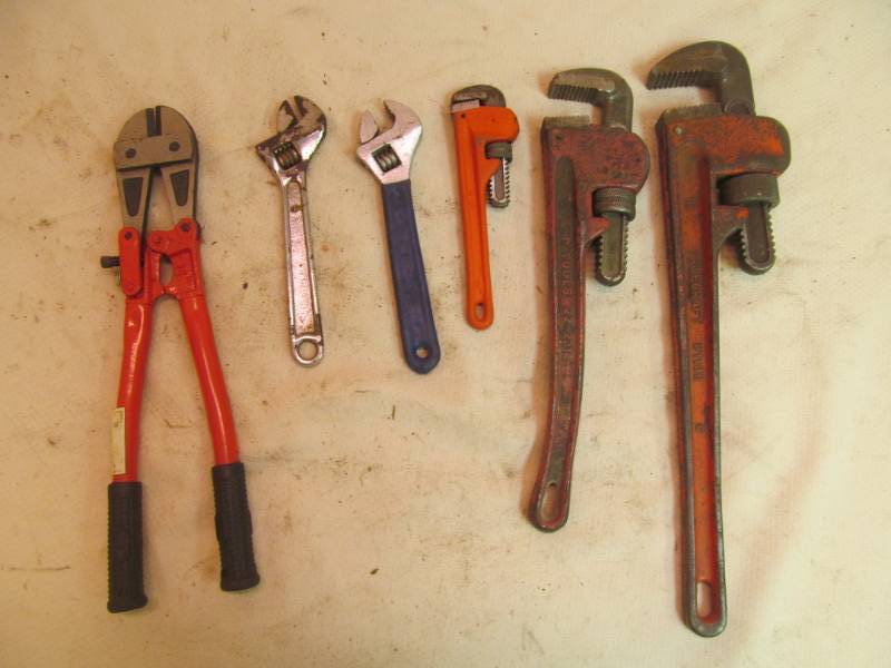 lot 134 image: Assortment of tools