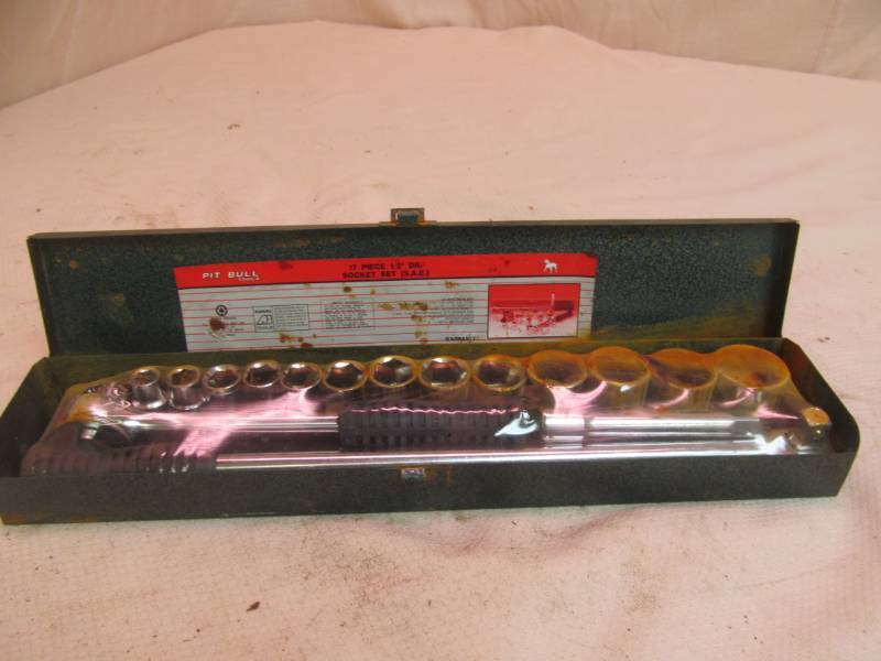 lot 165 image: NIP Pit-bull Drive Socket Set