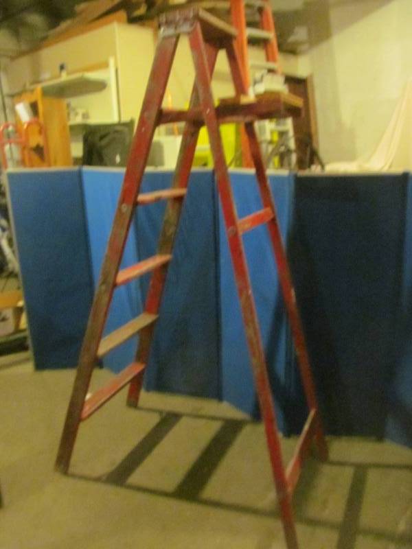 lot 180 image: Wood Ladder