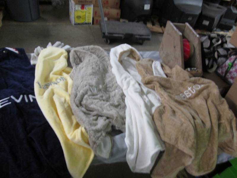 lot 29 image: 5 Pre-personalized Hooded Bath Towe...