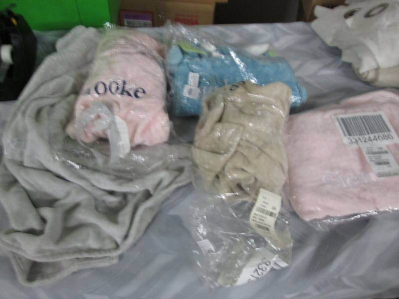 lot 30 image: 5 Pre-personalized Hooded Bath Towe...