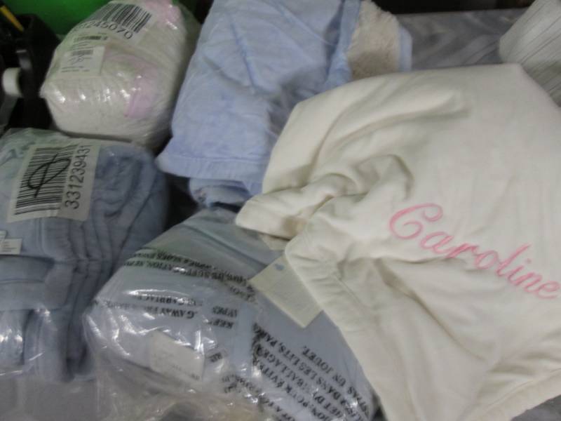 lot 33 image: 5 Pre-personalized Stroller Blanket...