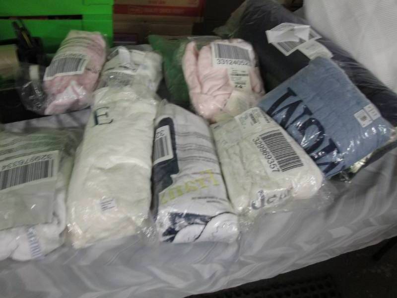 lot 36 image: 10 Pre-personalized Kids Blankets &...