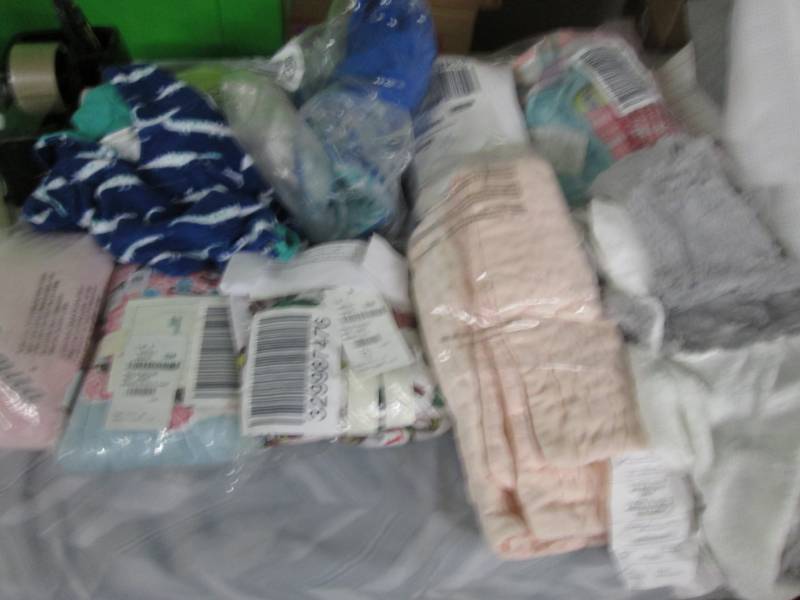 lot 37 image: 10 Pre-personalized Kids Blankets &...