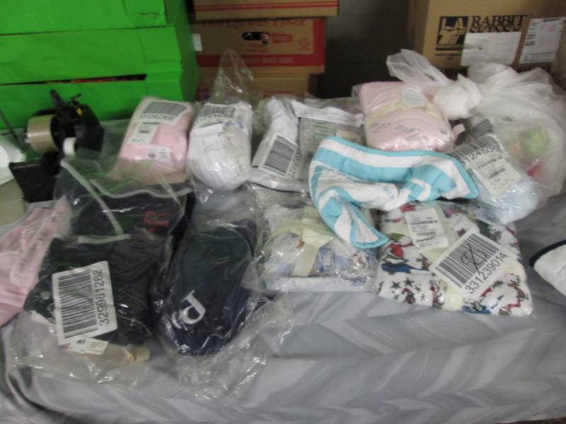 lot 39 image: 12 Pre-personalized Kids Blankets &...