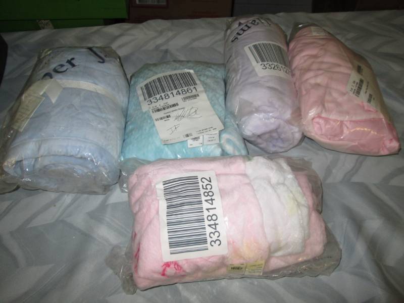 lot 70 image: 5 Pre-personalized Stroller Blanket...
