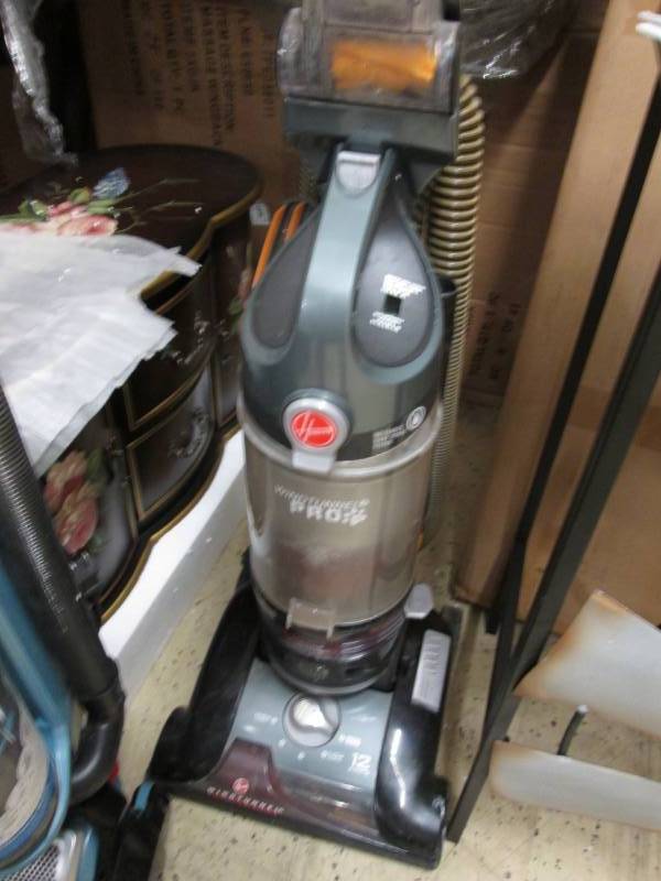 lot 107 image: Hoover Windtunnel Pro Upright Vac o...