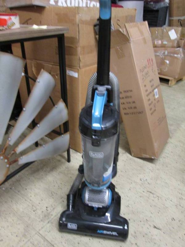 lot 108 image: BlackDecker Airswivel Versatile Up...