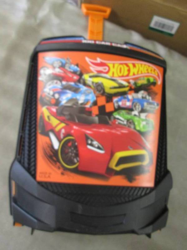lot 137 image: Hot Wheels 100 Car Rolling Case wit...