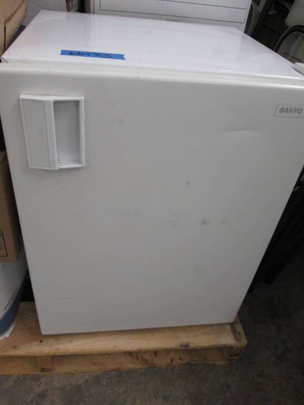 lot 151 image: Sanyo Dorm Frig...