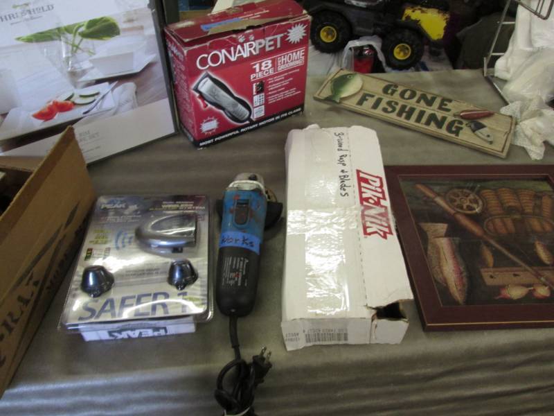 lot 205 image: Pet Groomer, Fishing Dcor, 3 Wood...