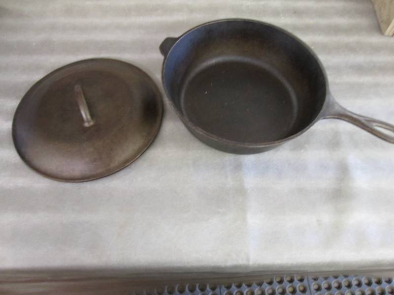 lot 277 image: Covered Cast Iron Fry Pan