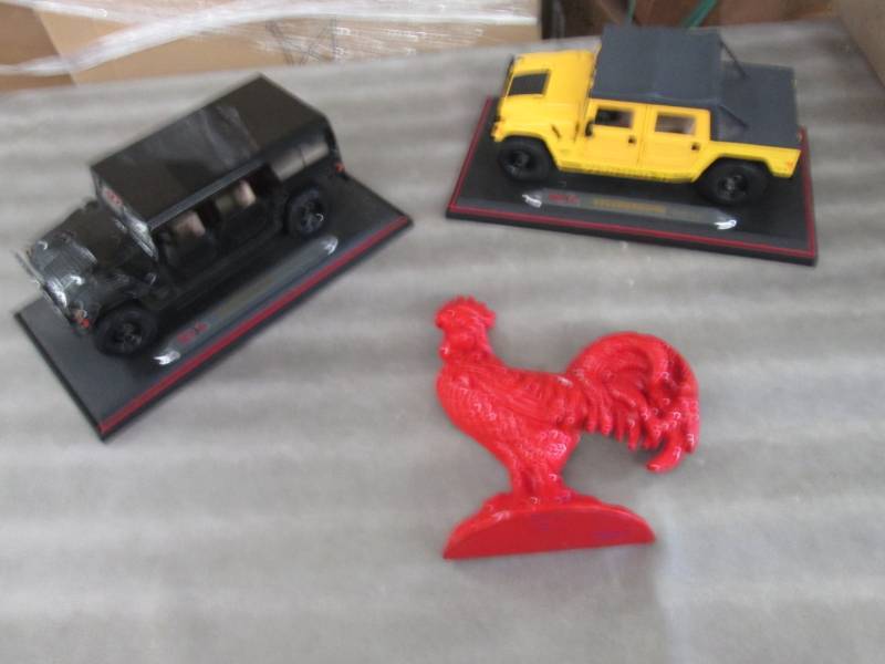 lot 289 image: 2 Hummer Models, Cast Iron Rooster ...