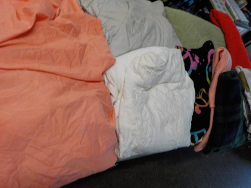 lot 5 image: King and Full Size Sheets and Fleec...