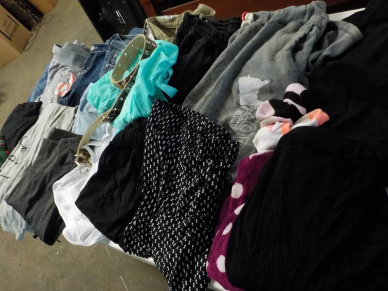 lot 9 image: Womens Pants, Shorts, Skirt and So...