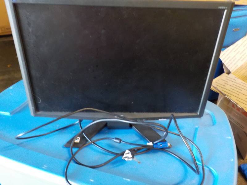 lot 21 image: Acer 22...