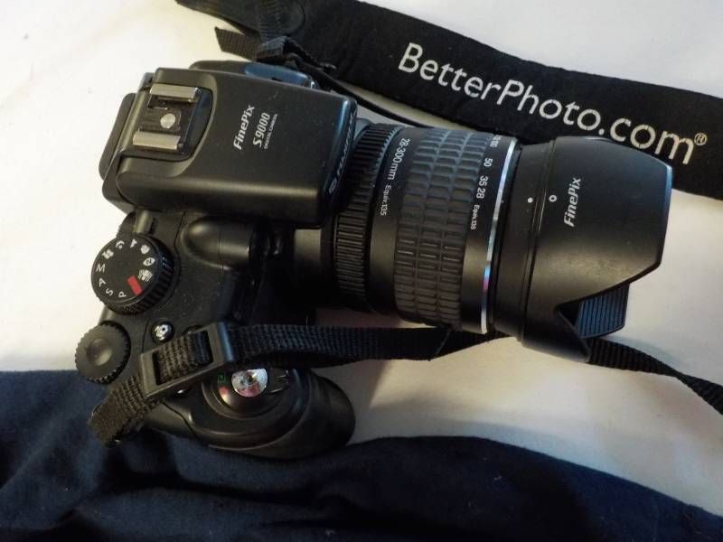 lot 31 image: Fine Pix S9000...